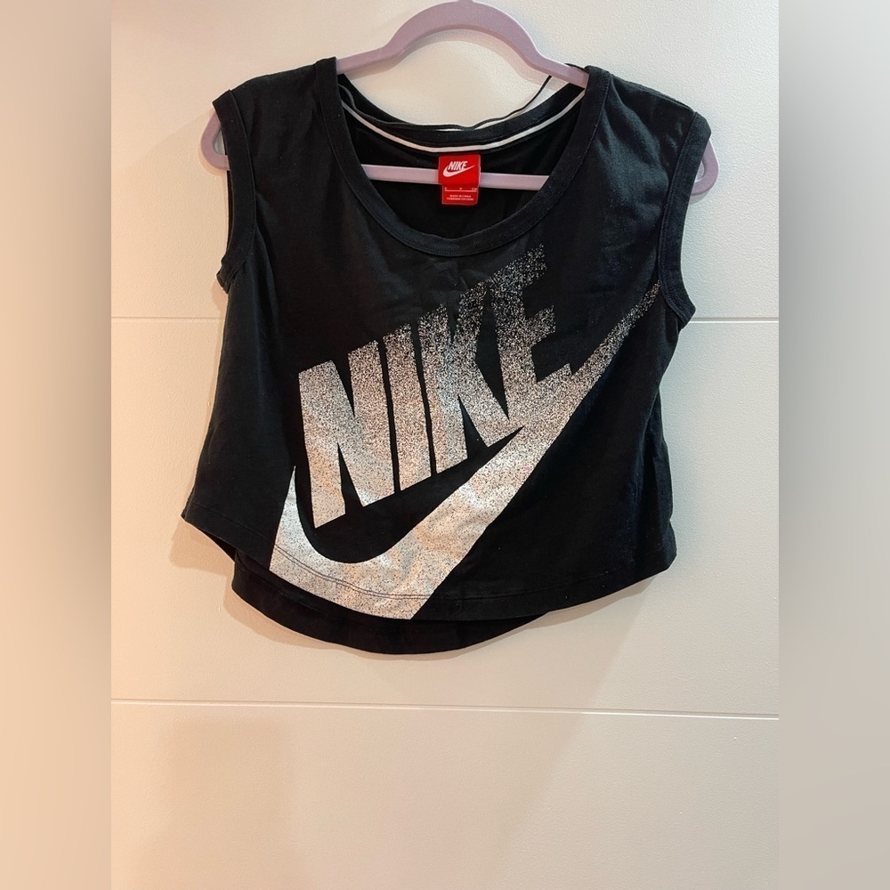 Black and white short pullover